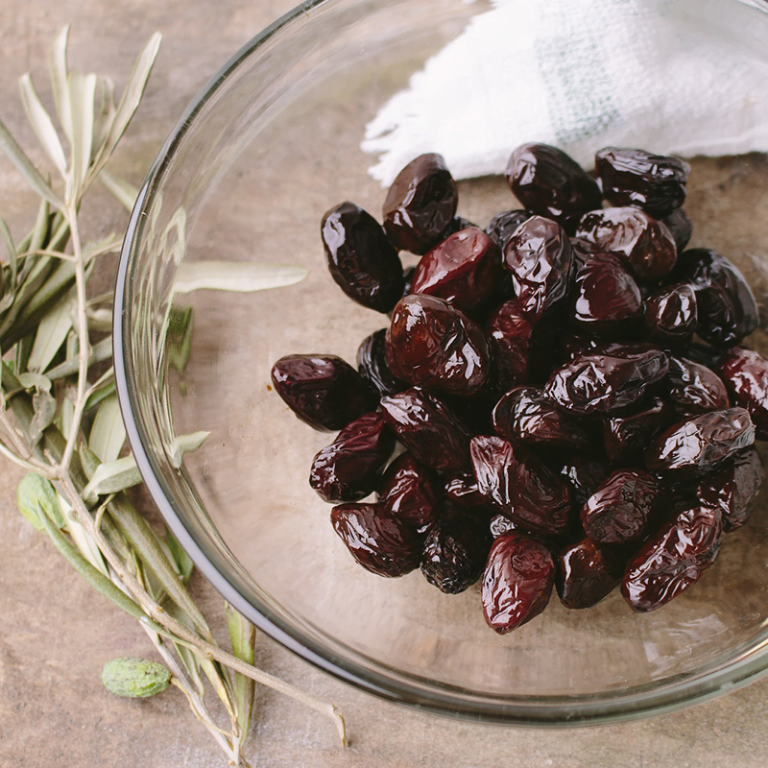 Yakelos Black olives from the oven
