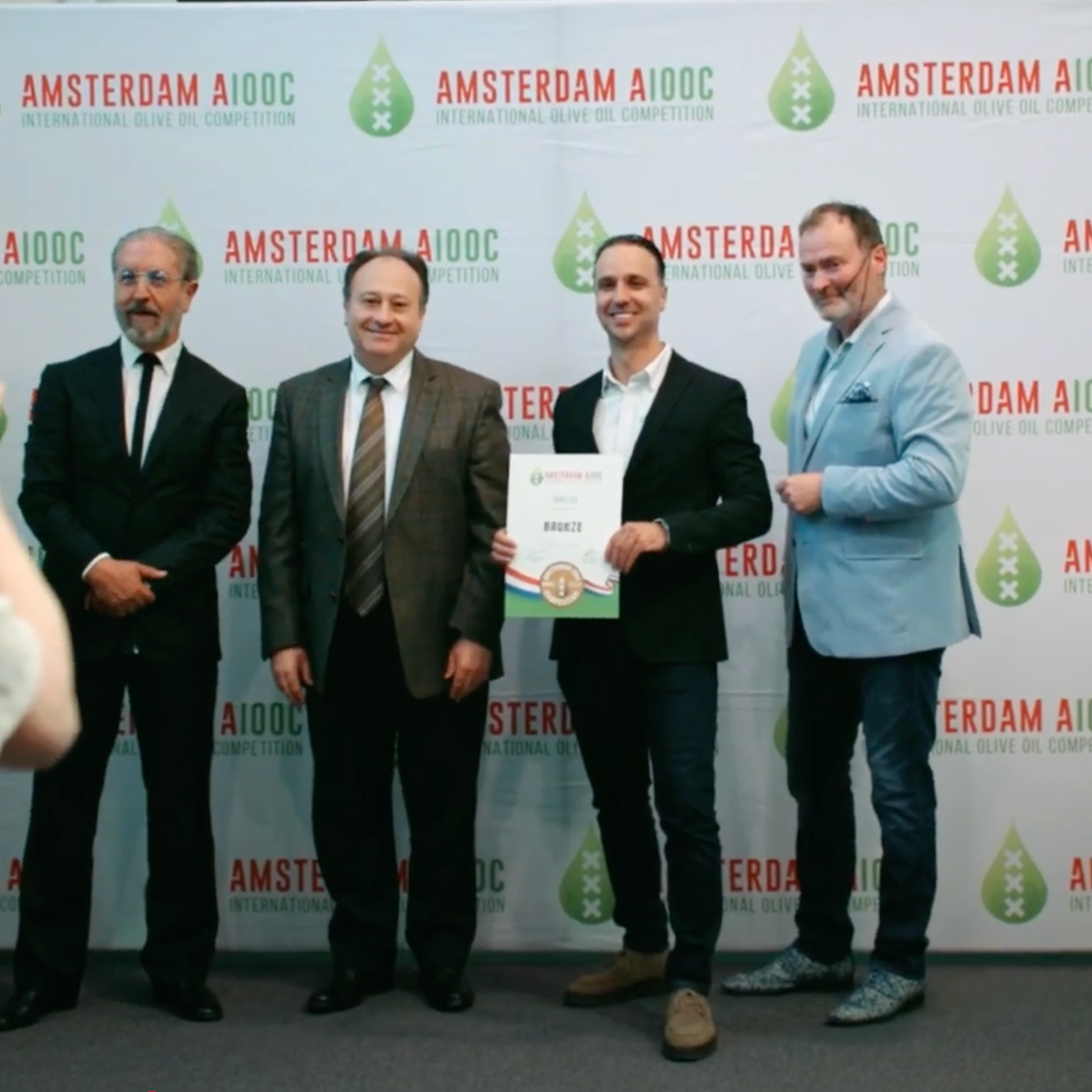 Yakelos Wins Prestigious Award at 2024 International Olive Oil Competition