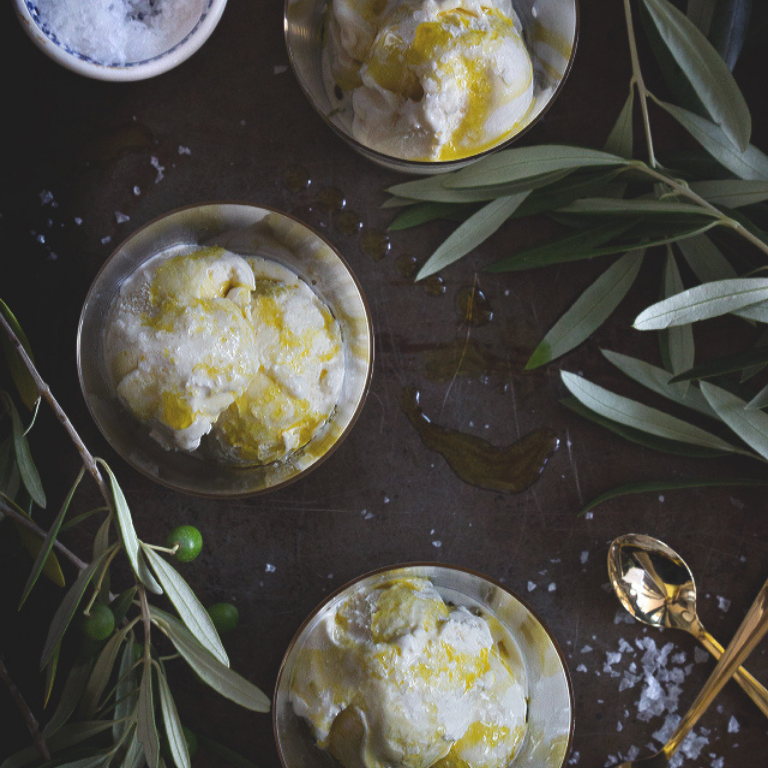 Yakelos Dua Lipa: Vanilla ice cream with olive oil and sea salt