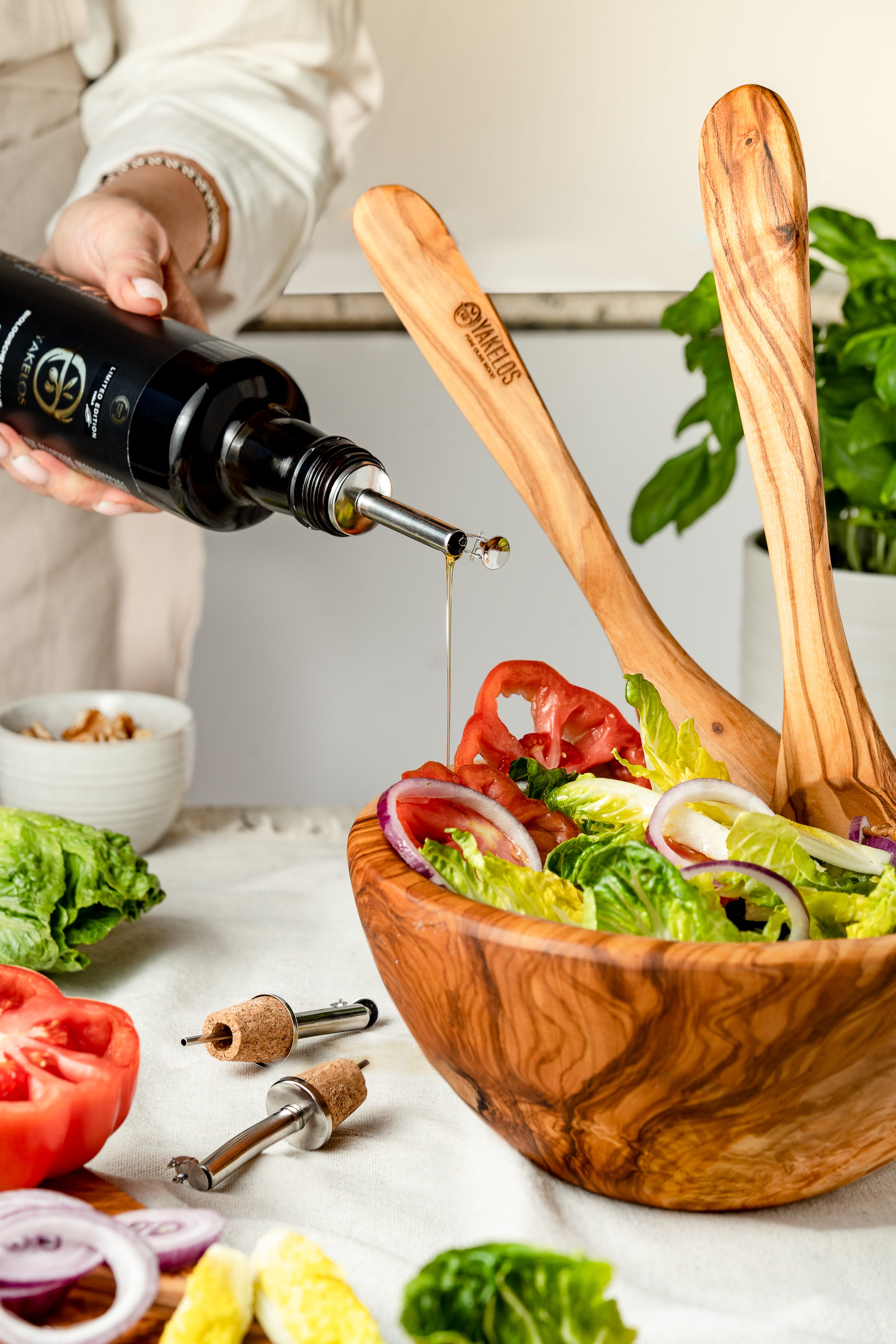 oil-pour-salad-yakelos
