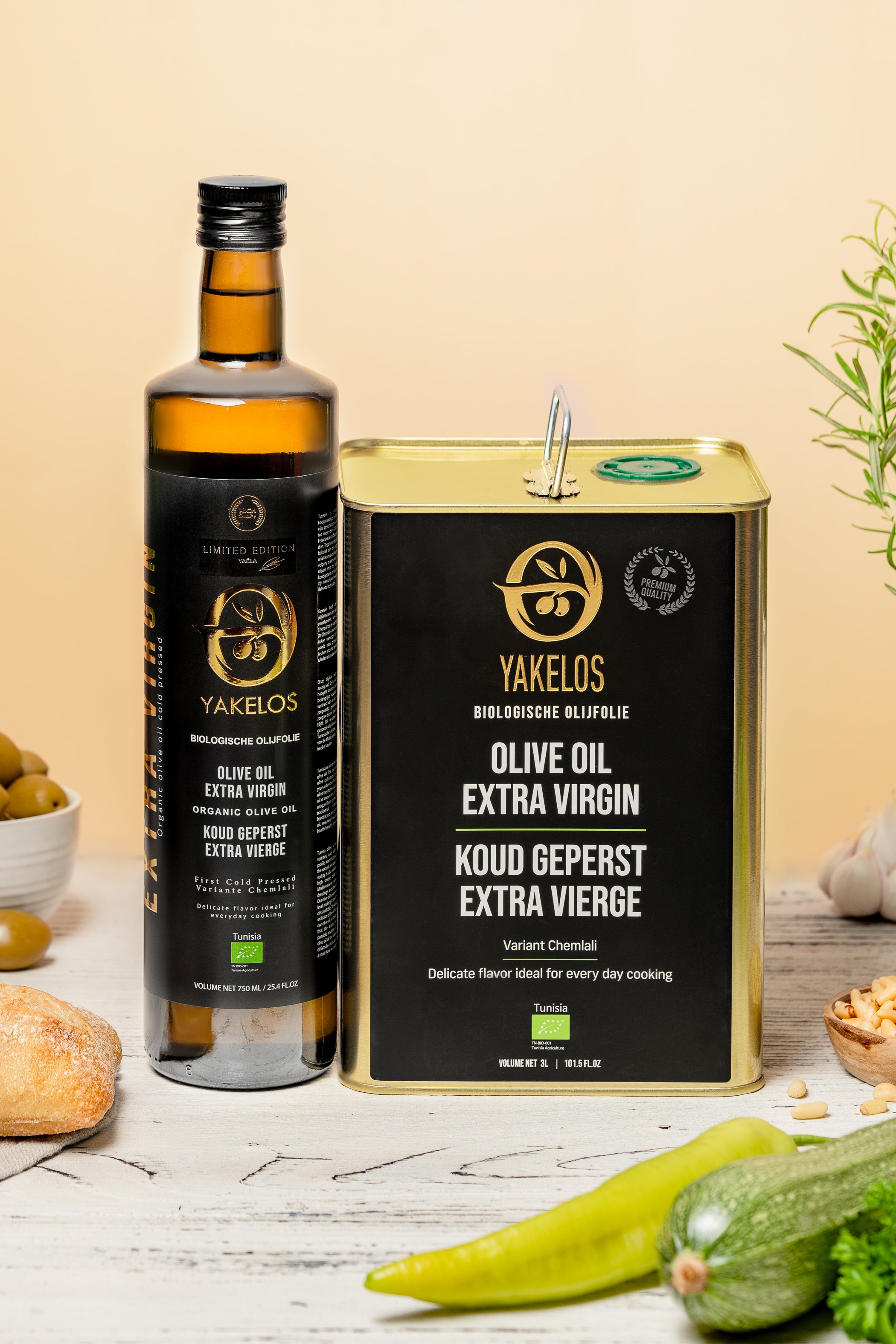 Yakelos biologische extra vierge olijfolie 3 liter blik en 750ml fles met groenten en brood op tafel