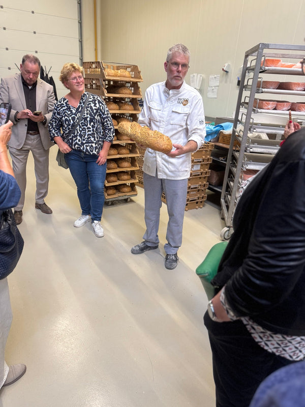 Bakker van Brood van Nu toont een ambachtelijk brood tijdens de rondleiding